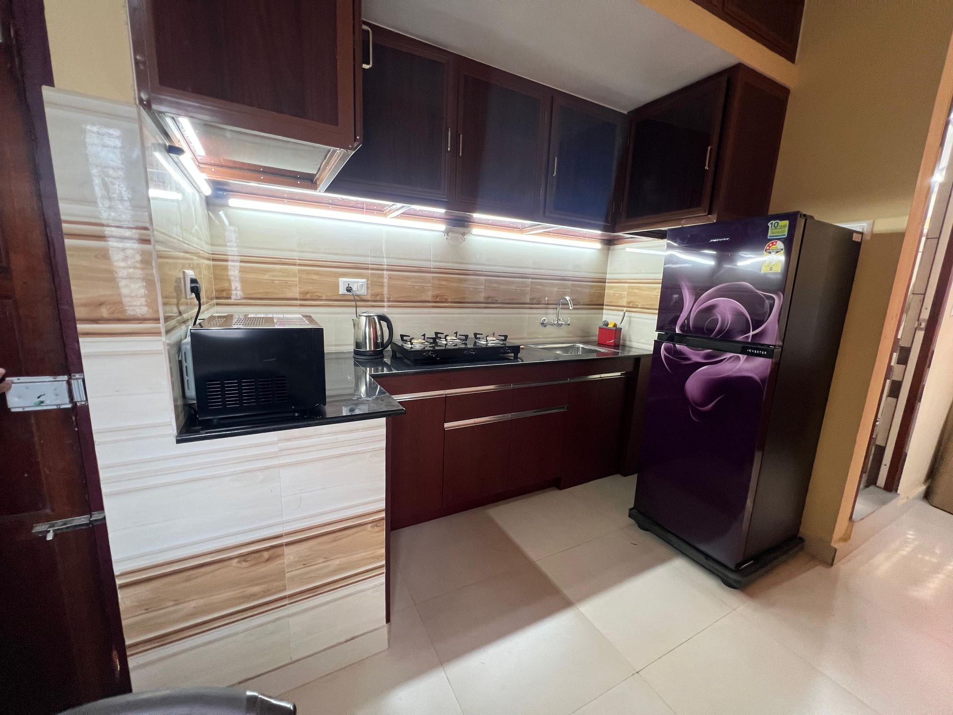 Pearl Nest Homestay kitchen with refrigerator and microwave