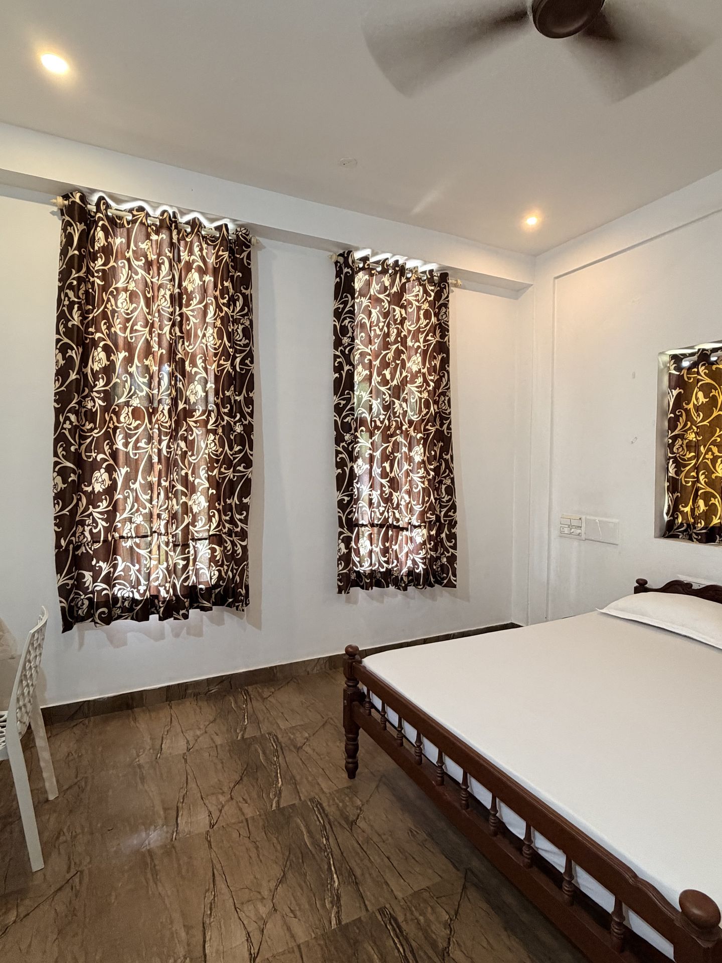 Thushara Homestay bedroom with wooden cot
