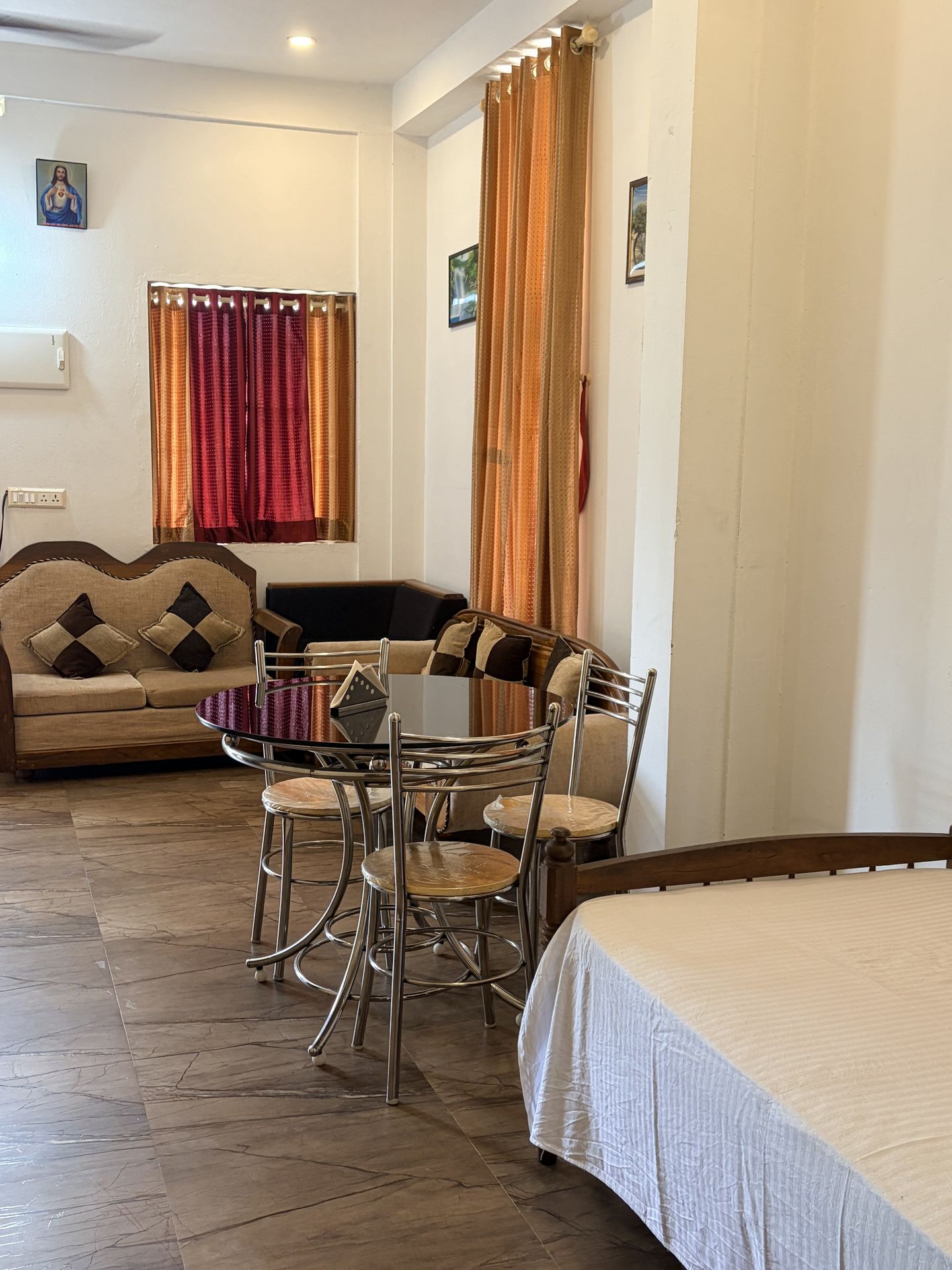 Thushara Homestay living and dining area