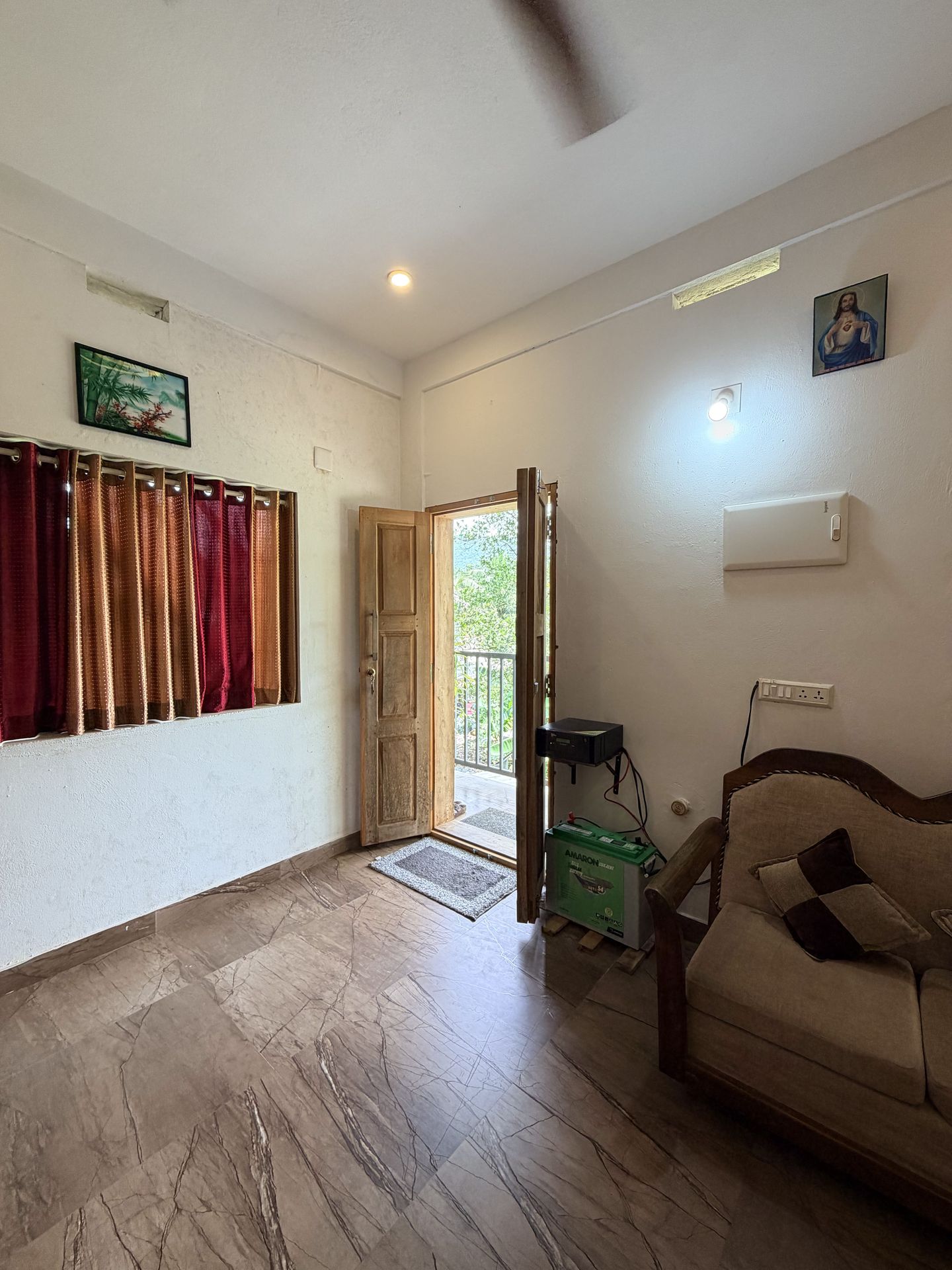 Thushara Homestay living room and balcony door