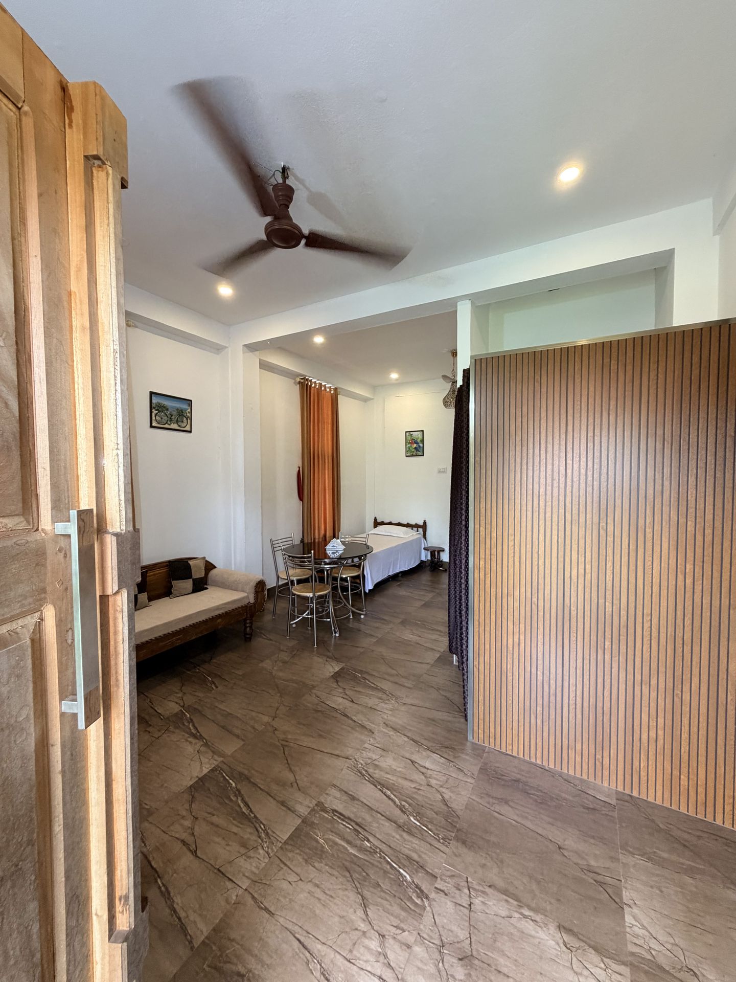 Thushara Homestay hall with ceiling fan
