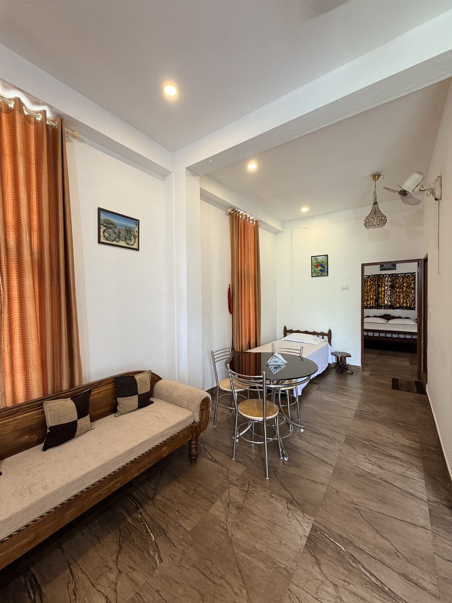 Thushara Homestay living room with day bed