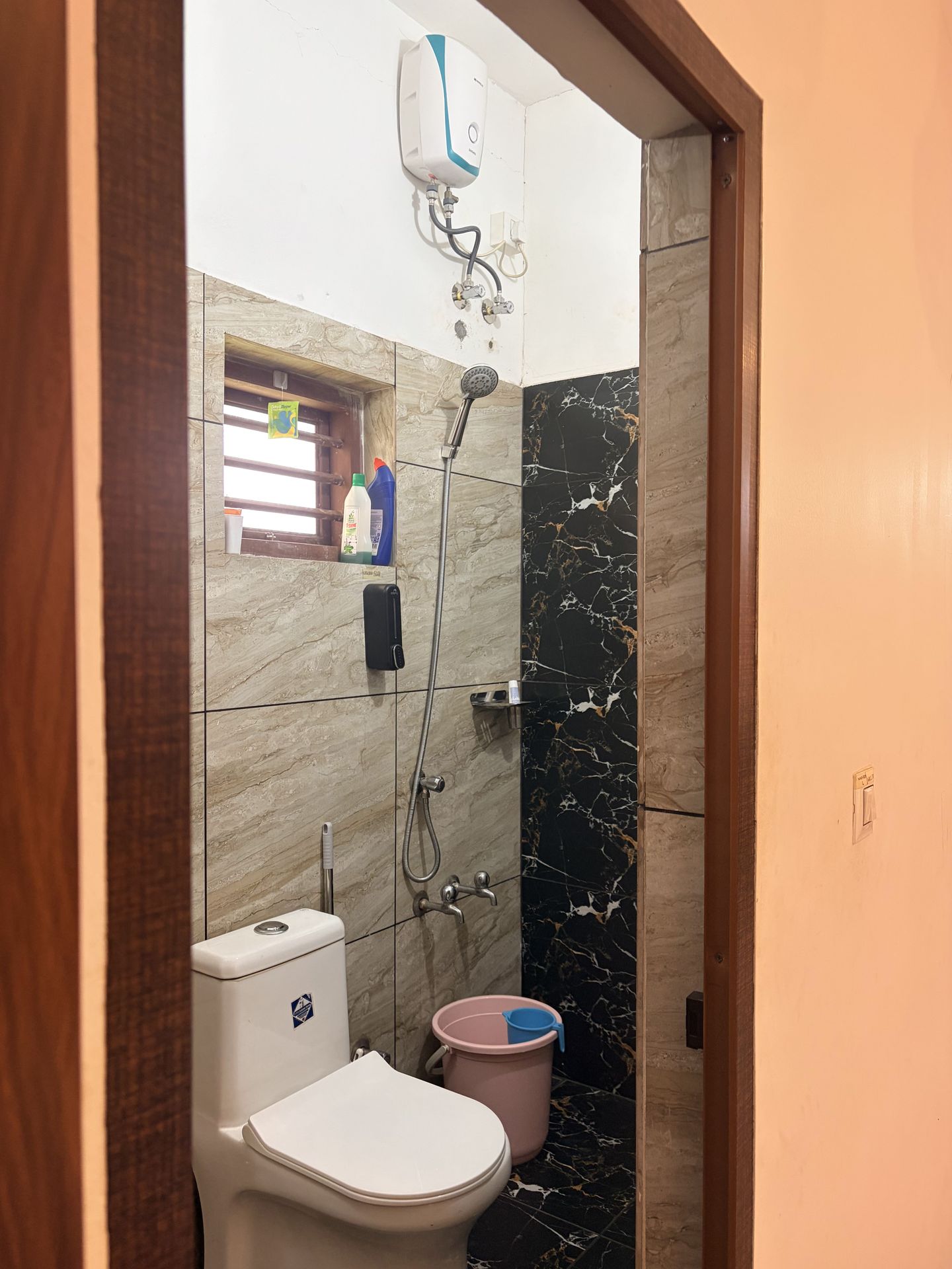Thushara Homestay bathroom with water heater