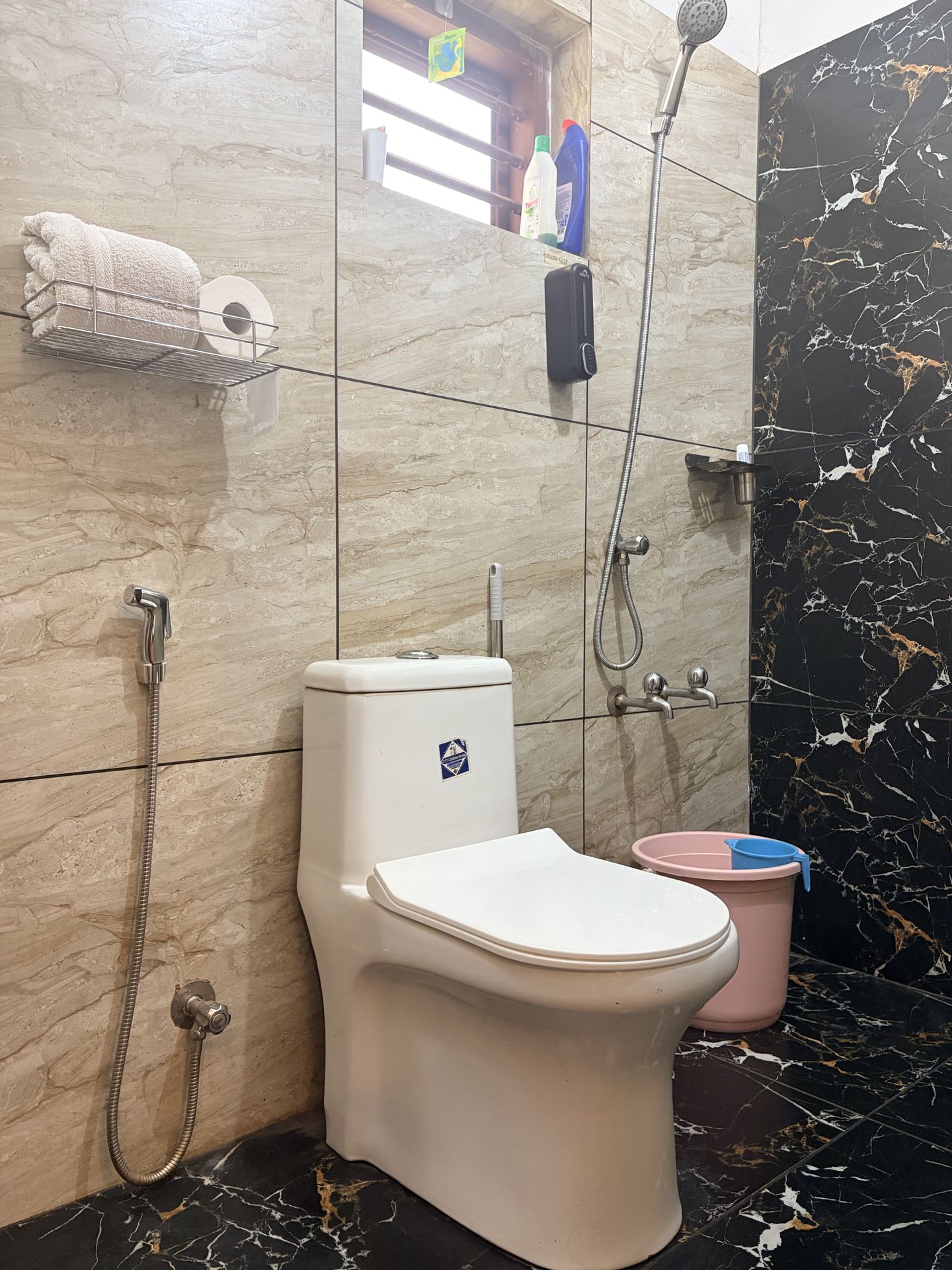 Thushara Homestay bathroom with shower