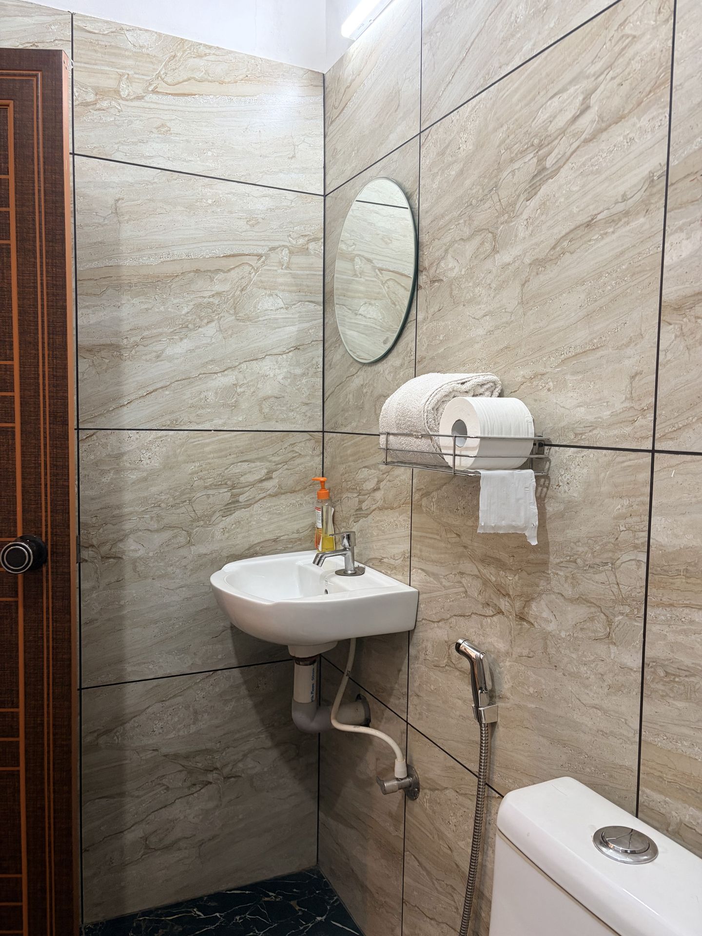 Thushara Homestay bathroom washbasin
